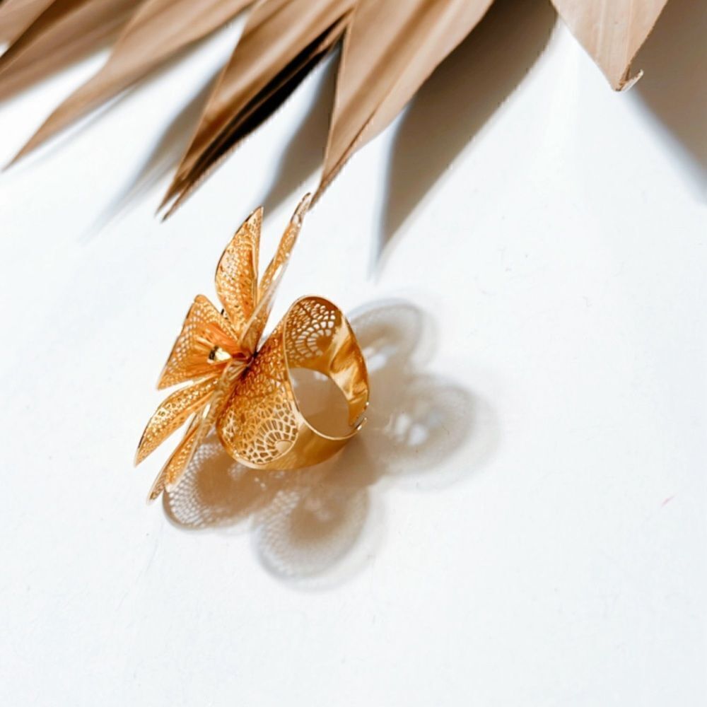 Flower statement ring  #762 - Picture 2 of 3